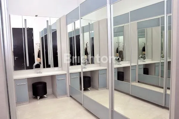 image RUMAH MEWAH 2,5 LANTAI DI RIVERSIDE (8)