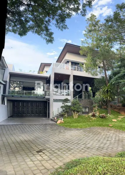 image RUMAH MEWAH 2,5 LANTAI DI RIVERSIDE (1)