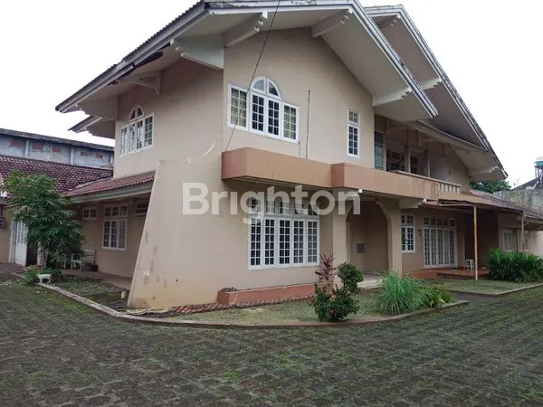 RUMAH KLASIK DENGAN HALAMAN LUAS JAKSEL