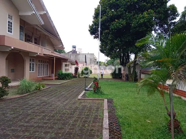 image RUMAH KLASIK DENGAN HALAMAN LUAS JAKSEL (2)