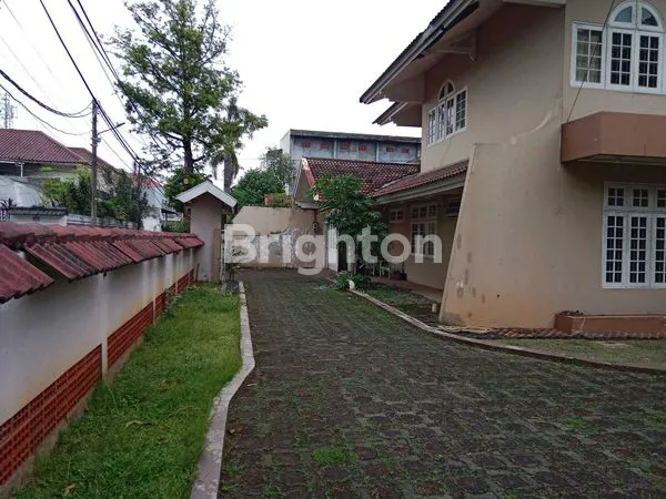 image RUMAH KLASIK DENGAN HALAMAN LUAS JAKSEL (3)