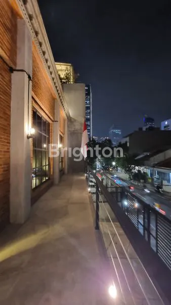 image RUMAH DENGAN KONSEP INDUSTRIAL, BANGUNAN BARU DI KAWASAN ELITE SETIA BUDI JAKARTA SELATAN. (8)