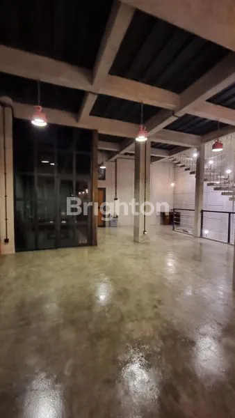 image RUMAH DENGAN KONSEP INDUSTRIAL, BANGUNAN BARU DI KAWASAN ELITE SETIA BUDI JAKARTA SELATAN. (7)