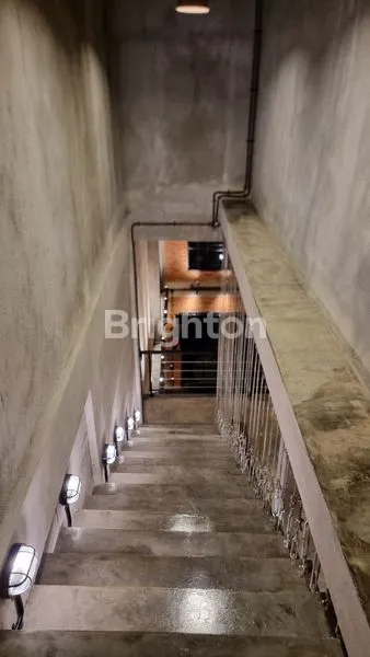 image RUMAH DENGAN KONSEP INDUSTRIAL, BANGUNAN BARU DI KAWASAN ELITE SETIA BUDI JAKARTA SELATAN. (4)