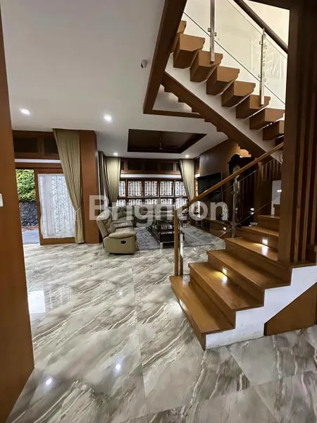image RUMAH KLASIK UNIK FURNISH DESIGN INTERIOR MODERN KHUSUS KUSEN JATI TULANG BETON LENGKAP DENGAN MUSHOLLA DI AREA TENANG DAN AMAN UNTUK TINGGAL (3)