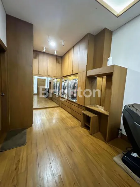 image RUMAH KLASIK UNIK FURNISH DESIGN INTERIOR MODERN KHUSUS KUSEN JATI TULANG BETON LENGKAP DENGAN MUSHOLLA DI AREA TENANG DAN AMAN UNTUK TINGGAL (6)