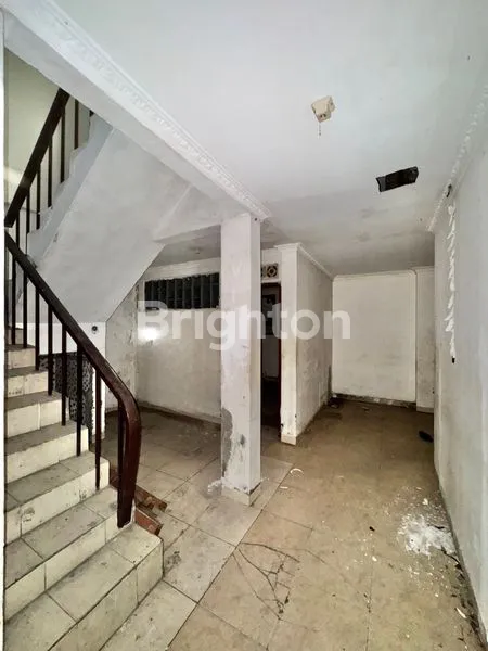 image RUMAH HITUNG TANAH HARGA DI BAWAH NJOP BISA BANGUN GEDUNG PERKANTORAN DI CIDENG (6)