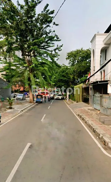 image RUMAH HOEK PINGGIR JALAN RAYA 2 LANTAI, STRATEGIS COCOK UNTUK HUNIAN MEWAH, KANTOR, F&B, MINIMARKET, KOS-KOSAN, TANJUNG DUREN, JAKARTA BARAT. (2)