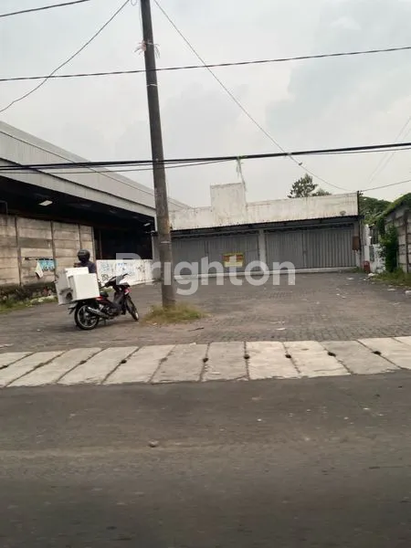 TOKO DI SEWAKAN LOKASI ISTIMEWAH NOL JALAN RAYA LAKARSANTRI