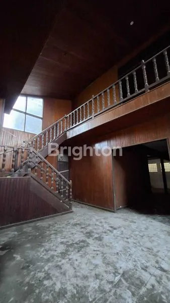 image RUMAH KAYU 2 LANTAI NUANSA MODERN TENGAH KOTA (1)