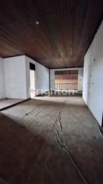 image RUMAH KAYU 2 LANTAI NUANSA MODERN TENGAH KOTA (4)