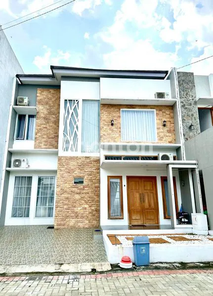 image RUMAH 2 LANTAI DI PERUMAHAN CENTRAL PARK RESIDENCE SOLO BARU (1)