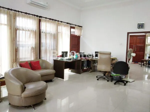 image RUMAH 3 LANTAI KERTAJAYA INDAH REGENCY SURABAYA FULL FURNISH (2)