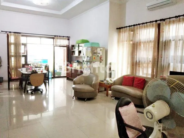 image RUMAH 3 LANTAI KERTAJAYA INDAH REGENCY SURABAYA FULL FURNISH (3)