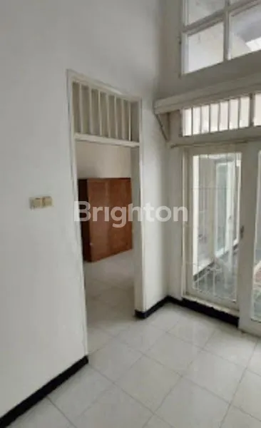 image RUMAH HITUNG TANAH COCOK  UNTUK INVESTASI SIAP HUNI BANGUNAN LAMA CLUSTER INTERNATIONAL VILLAGE CITRALAND SURABAYA, LOKASI DEKAT GWALK, DEKAT SURABAYA INTERNATIONAL SCHOOL. PAKUWON MALL (7)