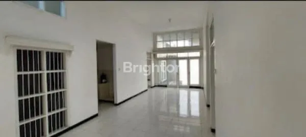 image RUMAH HITUNG TANAH COCOK  UNTUK INVESTASI SIAP HUNI BANGUNAN LAMA CLUSTER INTERNATIONAL VILLAGE CITRALAND SURABAYA, LOKASI DEKAT GWALK, DEKAT SURABAYA INTERNATIONAL SCHOOL. PAKUWON MALL (2)