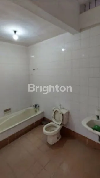 image RUMAH HITUNG TANAH COCOK  UNTUK INVESTASI SIAP HUNI BANGUNAN LAMA CLUSTER INTERNATIONAL VILLAGE CITRALAND SURABAYA, LOKASI DEKAT GWALK, DEKAT SURABAYA INTERNATIONAL SCHOOL. PAKUWON MALL (4)