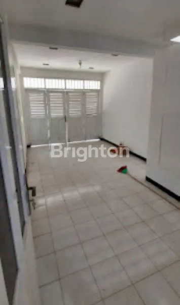 image RUMAH HITUNG TANAH COCOK  UNTUK INVESTASI SIAP HUNI BANGUNAN LAMA CLUSTER INTERNATIONAL VILLAGE CITRALAND SURABAYA, LOKASI DEKAT GWALK, DEKAT SURABAYA INTERNATIONAL SCHOOL. PAKUWON MALL (5)