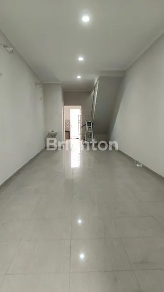 image RUMAH 2 LANTAI DEKAT MERR JUANDA KUTISARI AHMAD YANI TOL WARU RUNGKUT UPN UBAYA PETRA UNESA ROYAL PLAZA MARINA MASPION SQUARE (2)