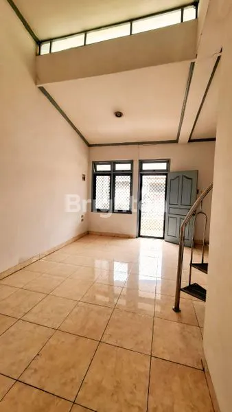 image RUMAH 2 LANTAI HITUNG TANAH, STRATEGIS COCOK UNTUK HUNIAN ATAU KOS-KOSAN DI TANJUNG DUREN JAKARTA BARAT (8)