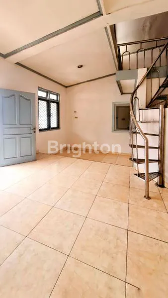 image RUMAH 2 LANTAI HITUNG TANAH, STRATEGIS COCOK UNTUK HUNIAN ATAU KOS-KOSAN DI TANJUNG DUREN JAKARTA BARAT (2)