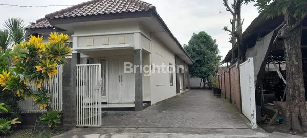 RUMAH CANTIK LUAS WONOAYU