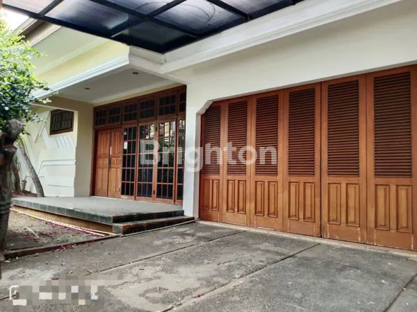 RUMAH BAGUS DAN TERAWAT 2,5 LANTAI DI KEBON KACANG