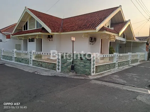 RUMAH HOOK LUAS, SANGAT TERAWAT DAN STRATEGIS DI TENGAH KOTA SOLO