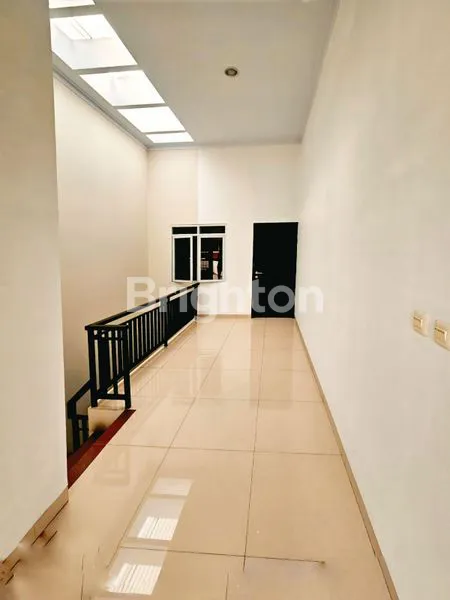 image RUMAH 3 LANTAI MINIMALIS MODERN, STRATEGIS & BEBAS BANJIR, JALAN ROW 2 MOBIL, TANJUNG DUREN JAKARTA BARAT (3)