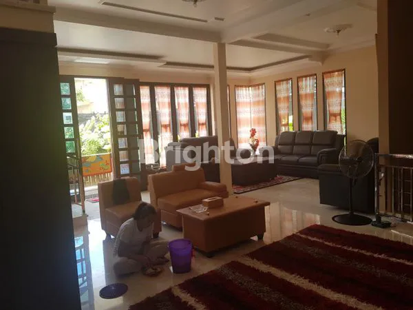 image PREMIUM! DUA DALAM SATU! NYAMAN UNTUK KELUARGA, UNTUNG UNTUK BISNIS! RUMAH LUAS + KANTOR, GARASI LEGA, DEKAT KAMPUS TENGAH KOTA! (8)