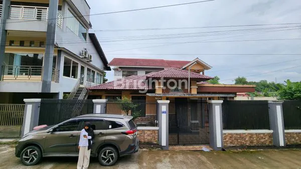 image PREMIUM! DUA DALAM SATU! NYAMAN UNTUK KELUARGA, UNTUNG UNTUK BISNIS! RUMAH LUAS + KANTOR, GARASI LEGA, DEKAT KAMPUS TENGAH KOTA! (2)