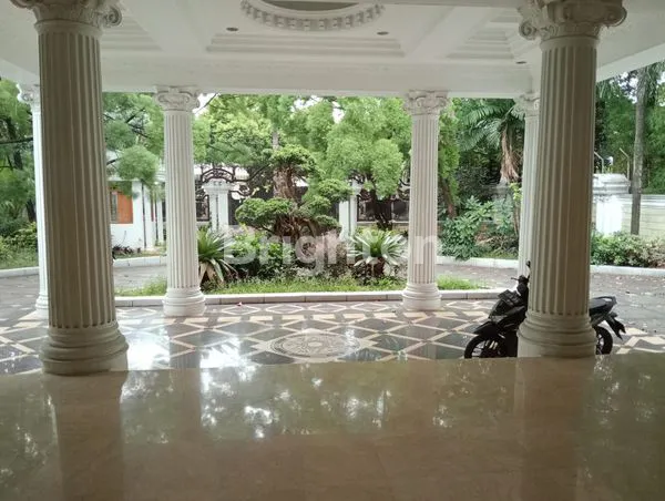 RUMAH MEWAH PINGGIR JALAN PONDOK INDAH ADA KOLAM RENANG