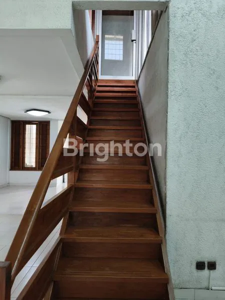 image RUMAH KLASIK ESTETIK DI PURI INDAH, BANGUNAN 2 LANTAI (3)