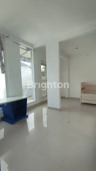 image RUMAH MINIMALIS 2 LANTAI SIAP HUNI SEMI FURNISHED DEKAT PAKUWON MALL, SURABAYA BARAT (2)