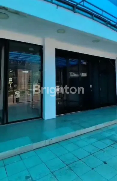GEDUNG EMPAT SETENGAH LANTAI, AKSES LANGSUNG KE JALAN RAYA, LOKASINYA SANGAT SANGAT STRATEGIS, KELAPA GADING JAKARTA UTARA