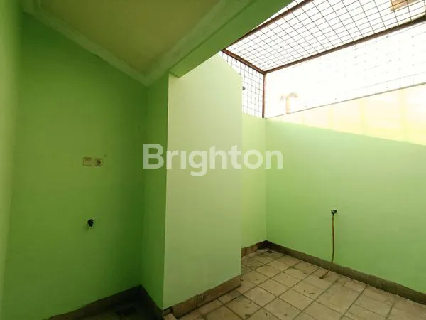 image RUMAH 2,5 LANTAI MINIMALIS & STRATEGIS DI TANJUNG DUREN, JAKARTA BARAT (2)