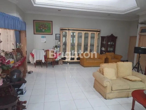 image RUMAH SIAP HUNI LOKASI DALAM KOMPLEK JEMURSARI SELATAN DEKAT PERKANTORAN BISA BUAT USAHA. DEKAT DENGAH UBAYA, UK PETRA, RUNGKUT INDUSTRI, SUPERINDO, TOL WARU DAN SIDOARJO. (6)