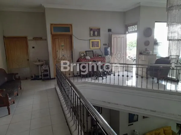 image RUMAH SIAP HUNI LOKASI DALAM KOMPLEK JEMURSARI SELATAN DEKAT PERKANTORAN BISA BUAT USAHA. DEKAT DENGAH UBAYA, UK PETRA, RUNGKUT INDUSTRI, SUPERINDO, TOL WARU DAN SIDOARJO. (7)