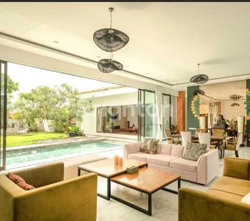 image LEASEHOLD 25 TH VILLA LUXURI DI UMALAS SIAP HUNI DENGAN TAMAN DAN KOLAM RENANG YANG LUAS (4)