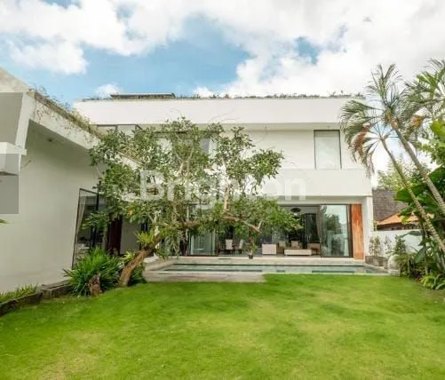 image LEASEHOLD 25 TH VILLA LUXURI DI UMALAS SIAP HUNI DENGAN TAMAN DAN KOLAM RENANG YANG LUAS (2)