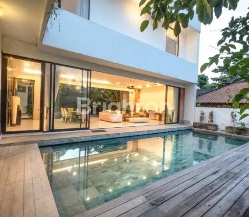 image LEASEHOLD 25 TH VILLA LUXURI DI UMALAS SIAP HUNI DENGAN TAMAN DAN KOLAM RENANG YANG LUAS (1)