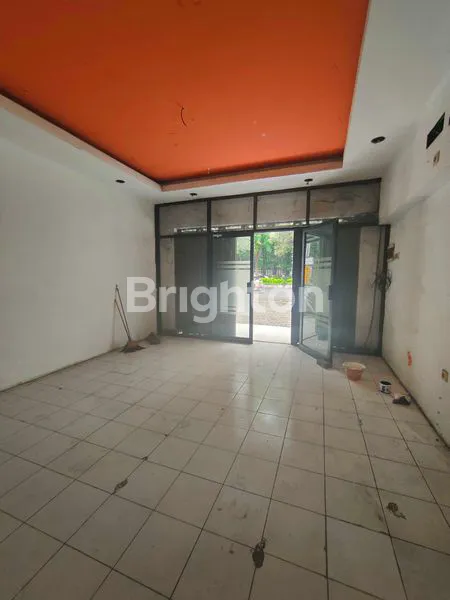 RUKO 2 LANTAI NOL JALAN RAYA MANYAR AREA PARKIR LUAS LOKASI STRATEGIS DISEWAKAN