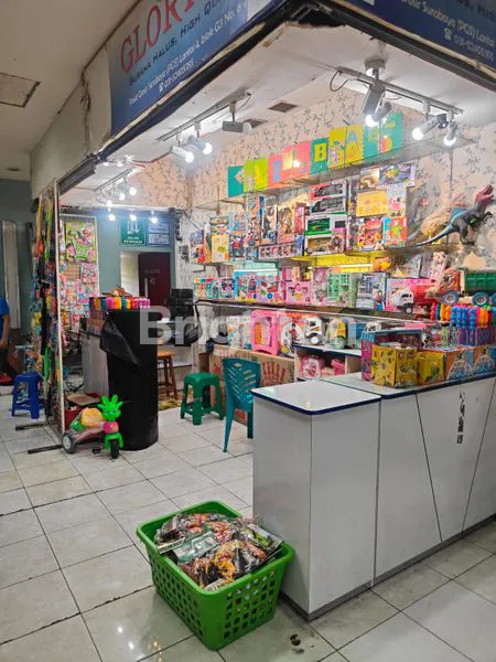 STAND PUSAT GROSIR SURABAYA PUSAT PERTOKOAN TENGAH KOTA DEKAT STASIUN, TUGU PAHLAWAN DAN PINTU TOL DEMAK