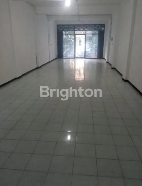 RUKO 2LANTAI NOL JALAN RAYA NGINDEN AREA PARKIR LUAS ADA HALAMAN BELAKANG 3MTR DISEWAKAN