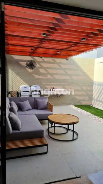 image RUMAH MEWAH 3 LANTAI DENGAN PRIVATE LIFT DI CLUSTER LAKEWOOD NAVAPARK BSD (3)