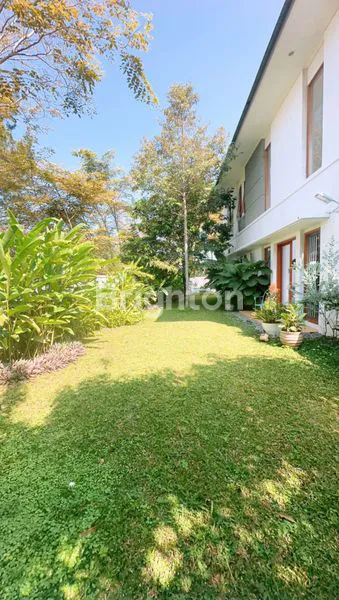 image DIJUAL 1 UNIT RUMAH MEWAH 2 LANTAI SIAP HUNI YANG LOKASINYA DI KOMPLEK SETIABUDI REGENCY BANDUNG UTARA (1)