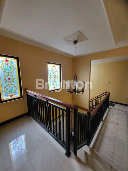 image HUNIAN NYAMAN 2 LANTAI DI SAWANGAN POSISI HOOK HALAMAN LUAS LOKASI SANGAT BAGUS DAN STRATEGIS (6)