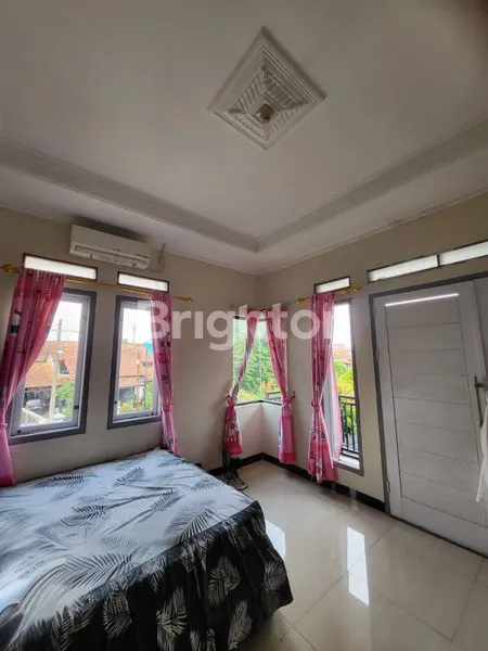 image HUNIAN NYAMAN 2 LANTAI DI SAWANGAN POSISI HOOK HALAMAN LUAS LOKASI SANGAT BAGUS DAN STRATEGIS (7)