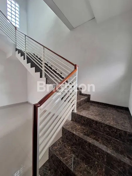 image RUMAH CLUSTER 2 LANTAI DESIGN MINIMALIS  MODERN TENGAH KOTA SOLO  (7)