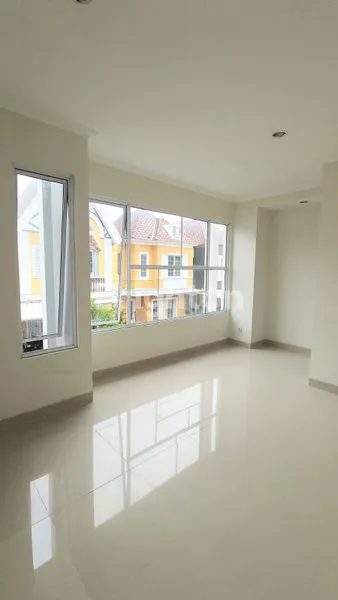 image RUMAH UNFURNISHED KONDISI BAGUS SEKALI DI MALIBU GADING VILLAGE (3)